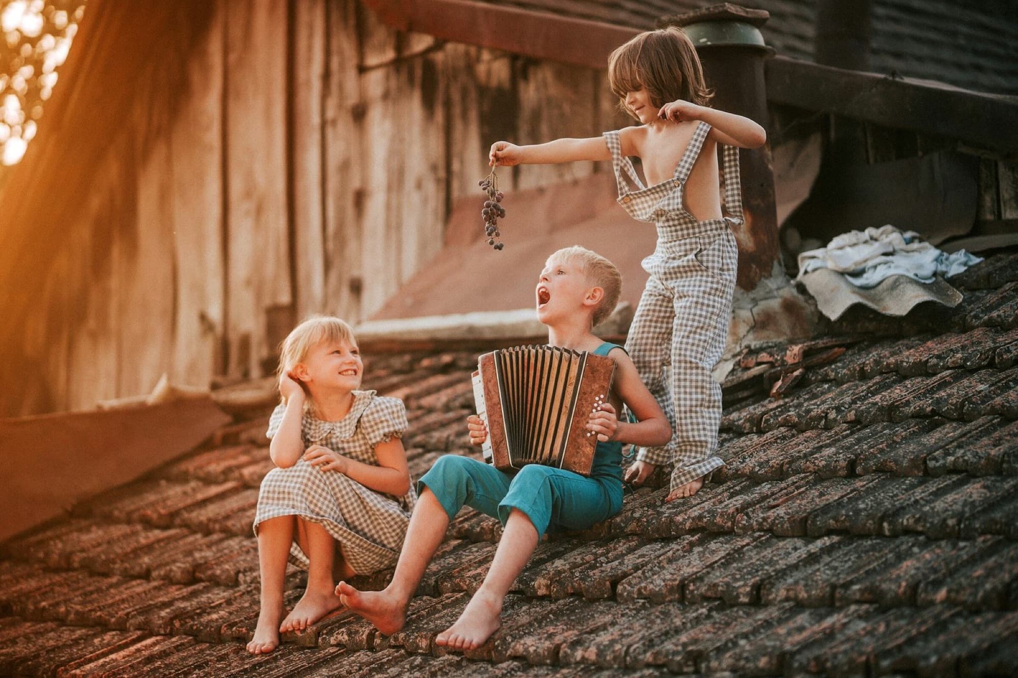 Kinderen op ontdekkingstocht in het bos